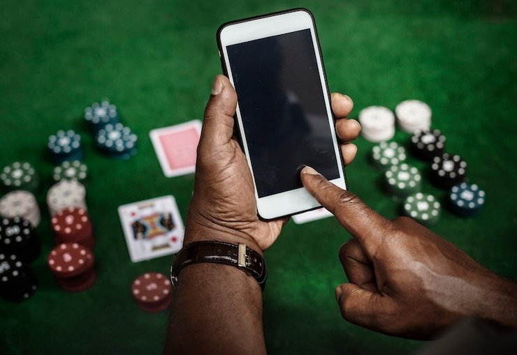 Studio live Casino Hold'em gemajitu dengan dealer profesional dan multi-kamera
